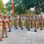 कौशांबी पुलिस लाइन मे क्षेत्राधिकारी ने बुधवार को ली परेड की सलामी, पुलिसकर्मियों को दिए फिट रहने के निर्देश