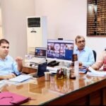 कौशांबी में डीएम का सख्त एक्शन: लापरवाही पर वेतन रोकने और हटाने के आदेश