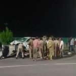 कौशांबी में भीषण सड़क हादसा: NH-19 पर डिवाइडर से टकराई कार, 2 की मौत, 4 गंभीर