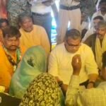 कौशांबी में सड़क हादसे के पीड़ित परिवारों से मिले लोजपा (रामविलास) के नेता, दी आर्थिक सहायता