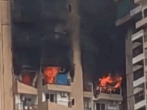 नोएडा में AC ब्लास्ट से 21वें फ्लोर पर भीषण आग:खिड़कियों से लपटें उठीं, 3 फ्लैट तक फैली; घबराते हुए भागे लोग