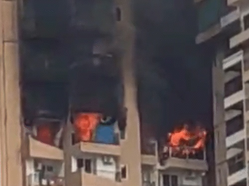 नोएडा में AC ब्लास्ट से 21वें फ्लोर पर भीषण आग:खिड़कियों से लपटें उठीं, 3 फ्लैट तक फैली; घबराते हुए भागे लोग