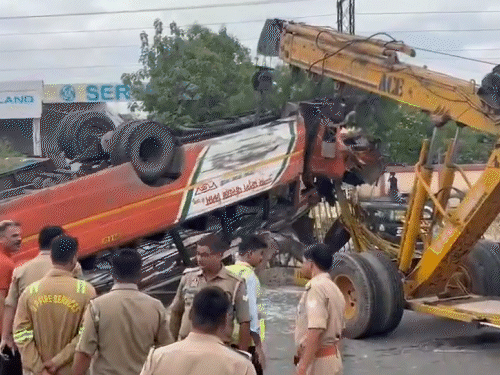 100 की स्पीड में बस के पहिए निकले,3 बार पलटी:डिवाइडर तोड़कर सड़क के पार गई, यात्री बोले- ड्राइवर को झपकी आ रही थी