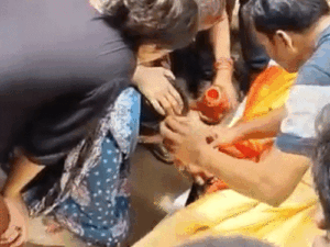 पति की लाश से पत्नी ने मांग में सिंदूर भरवाया:रोते हुए बोलीं- अब चूड़ियां कैसे उतारूं, प्रयागराज में 4 दोस्तों की हुई थी मौत