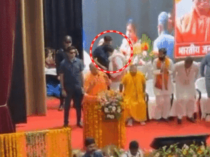 झांसी में भाजपा MLC ने मंच पर कुर्सी फेंकी:पीछे जाकर बैठे, जिला पंचायत अध्यक्ष भी नाराज, बोले- सम्मान के लिए ऐसे 10 मंच कुर्बान