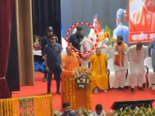 झांसी में भाजपा MLC ने मंच पर कुर्सी फेंकी:पीछे जाकर बैठे, जिला पंचायत अध्यक्ष भी नाराज, बोले- सम्मान के लिए ऐसे 10 मंच कुर्बान
