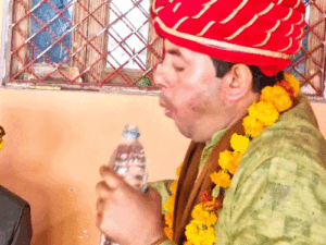 ₹100 की दलाली लेकर प्रमाणपत्र बनवाने वाला बना बोतल-बाबा:लोग कहते- पानी को अमृत बनाता है; महिलाओं का बंद कमरे में इलाज करता