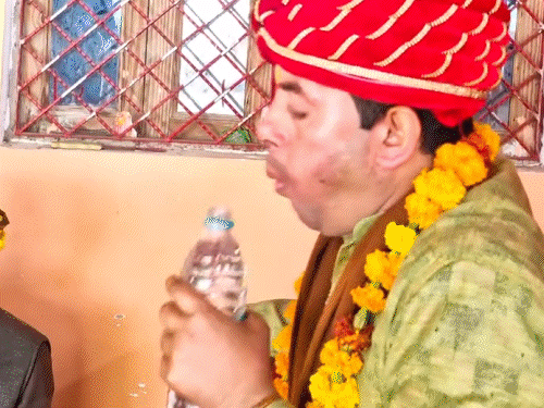 ₹100 की दलाली लेकर प्रमाणपत्र बनवाने वाला बना बोतल-बाबा:लोग कहते- पानी को अमृत बनाता है; महिलाओं का बंद कमरे में इलाज करता