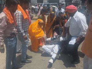 युवक को स्वामी प्रसाद का मुखौटा पहनाया, लात-घूसों से पीटा:आगरा में सड़क पर घसीटा, पूर्व मंत्री पर अब तक 20 लाख का इनाम