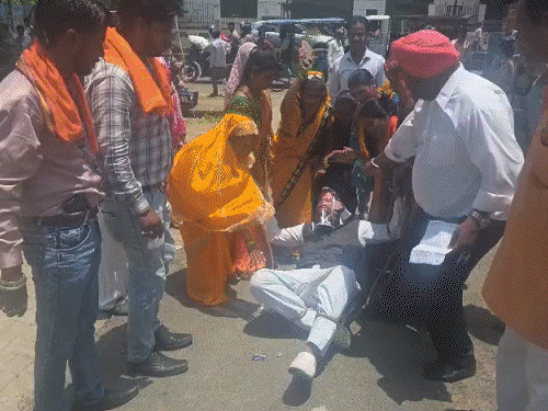 युवक को स्वामी प्रसाद का मुखौटा पहनाया, लात-घूसों से पीटा:आगरा में सड़क पर घसीटा, पूर्व मंत्री पर अब तक 20 लाख का इनाम