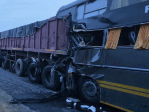 यमुना एक्सप्रेस-वे पर ट्रेलर में घुसी बस, 4 की मौत:27 यात्री घायल, बस 8 फीट पिचकी, SSP बोले- ड्राइवर नहीं, कंडक्टर चला रहा था