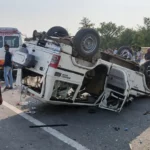 कौशांबी में भीषण सड़क हादसा: बोलेरो का अगला टायर फटा, डिवाइडर से टकराकर कई बार पलटी, तीन गंभीर घायल