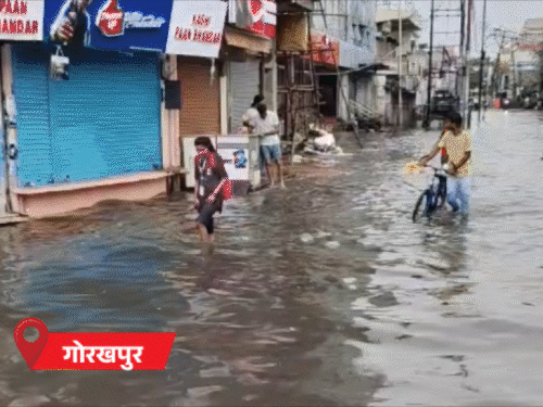 गोरखपुर में तेज बारिश, सड़कें तालाब बनीं, कारें आधी डूबीं:प्रतापगढ़ SP दफ्तर में पानी घुसा, काशी में गंगा उफनाई, आरती की जगह बदली