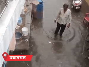 प्रयागराज में घरों में घुसा पानी, सड़कें तालाब बनीं:कौशांबी में सोफा तैरा, पीलीभीत-बहराइच में स्कूल बंद; यूपी के 15 शहरों में बारिश