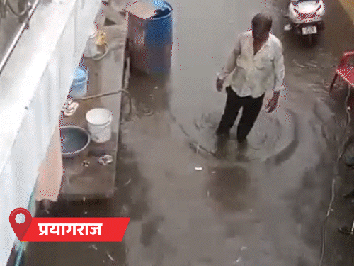 प्रयागराज में घरों में घुसा पानी, सड़कें तालाब बनीं:कौशांबी में सोफा तैरा, पीलीभीत-बहराइच में स्कूल बंद; यूपी के 15 शहरों में बारिश