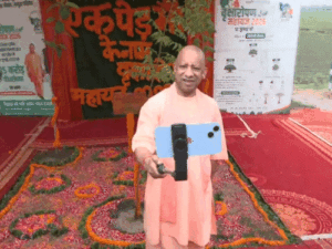 योगी ने पेड़ के साथ सेल्फी ली, गुब्बारे छोड़े:गोरखपुर से पौधरोपण अभियान की शुरुआत, प्रदेश में 35 करोड़ पौधे लगाए जाएंगे