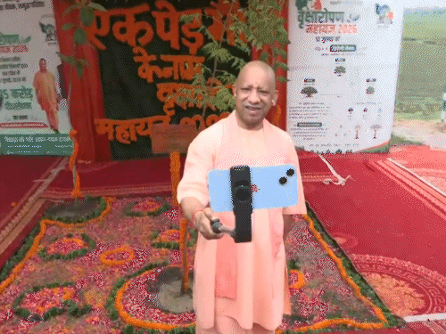 योगी ने पेड़ के साथ सेल्फी ली, गुब्बारे छोड़े:गोरखपुर से पौधरोपण अभियान की शुरुआत, प्रदेश में 35 करोड़ पौधे लगाए जाएंगे