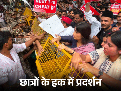 डिंपल यादव पुलिस से भिड़ीं, बैरिकेडिंग पर चढ़ीं, VIDEO:जंतर-मंतर पर लाठीचार्ज में घायलों के आंसू पोंछे, 2 घंटे हिरासत में रहीं