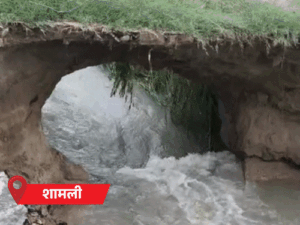 यूपी में सड़कें धंसी, मंदिर डूबे, अस्पताल में घुसा पानी:पुलिसवाले जूते हाथ में लेकर चले; 20 शहरों में बारिश, 7 की मौत