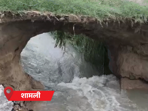 यूपी में सड़कें धंसी, मंदिर डूबे, अस्पताल में घुसा पानी:पुलिसवाले जूते हाथ में लेकर चले; 20 शहरों में बारिश, 7 की मौत