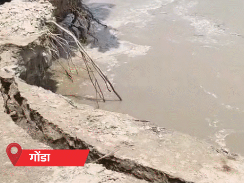 यूपी में 10 नदियां उफनाईं, गांव टापू बने:सड़कें बहीं, पेड़ समाएं, घरों में भरा पानी; छतों-हाईवे पर गुजर रही जिंदगी