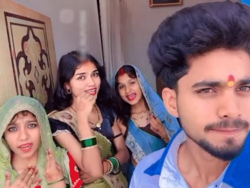 रीलबाज बहनें बोलीं- पति हमारे लिए भगवान है:अमरोहा में साथ रहने के लिए शादी की, सरकारी नौकरी वाला रिश्ता ठुकराया