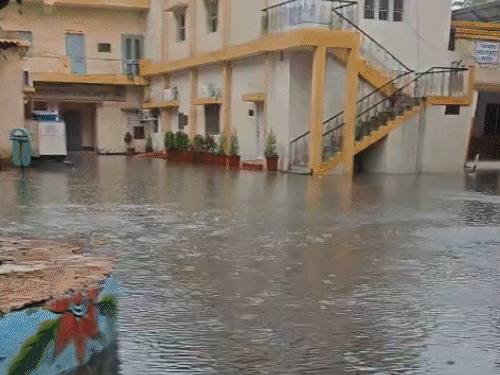 सहारनपुर में सड़कें तालाब बनीं, डीएम ऑफिस में पानी भरा:वृंदावन में पेड़ गिरा, कारें चकनाचूर; यूपी के 10 शहरों में बारिश, 75 में अलर्ट