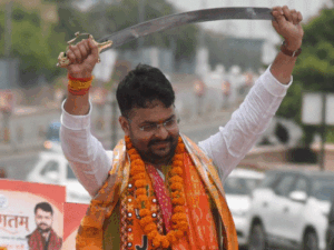 भाजयुमो अध्यक्ष 500 गाड़ियों का काफिला लेकर लखनऊ पहुंचे:10 हजार की भीड़ जुटी, क्रेन से माला पहनाई; शक्ति प्रदर्शन का VIDEO
