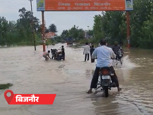 यूपी में हाईवे पर बही गंगा, एक्सप्रेस-वे की सड़क धंसी:10 नदियां उफान पर, शारदा में नाव पलटी; 24 शहरों में बारिश का अलर्ट