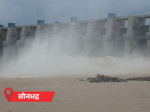 यूपी में रोड पर चली नाव, डैम ओवरफ्लो:4 नदियां खतरे के निशान के पार, मगरमच्छ गांव में घुसा; लखनऊ-गोंडा में बारिश