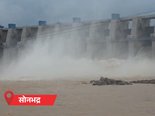 यूपी में रोड पर चली नाव, डैम ओवरफ्लो:4 नदियां खतरे के निशान के पार, मगरमच्छ गांव में घुसा; लखनऊ-गोंडा में बारिश