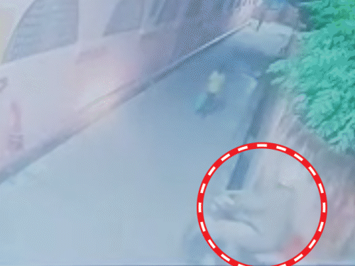 हॉस्पिटल में खाना देने आई 10 साल की लड़की गायब:गोरखपुर में बहन बोली- पुलिस की वर्दी में बाइक पर बैठा कर आरोपी ले गया