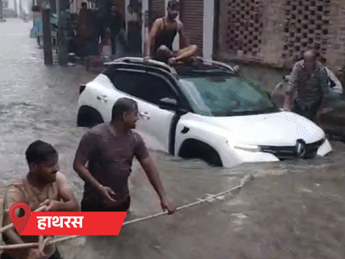 यूपी के 15 शहरों में बारिश, कारें तक बहने लगीं:मथुरा में डिलीवरी बॉय नाले में बहा, लोगों ने निकाला; 68 शहरों में अलर्ट