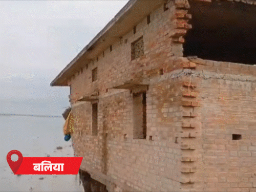 लखनऊ समेत 25 शहरों में बारिश, 75 में अलर्ट:यूपी में नदियां उफनाईं; बलिया में सरयू में मकान समाया, प्रयागराज में घाट डूबे