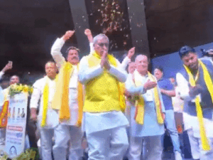 मंत्री राजभर ने दिल्ली में पीले गमछे का दम दिखाया:बोले- सबको पता है कौन ताकतवर; यह भाजपा पर सीटें बढ़ाने का दबाव या सपा की काट