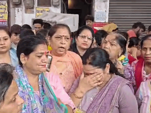 मेरठ में फूट-फूटकर रोईं महिलाएं:बोलीं- हम लोग सड़क पर आ गए; सुप्रीम कोर्ट ने दिया अवैध कब्जे हटाने का आदेश
