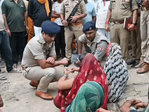आजमगढ़ में दादा और पोते की कुल्हाड़ी से काटकर हत्या:घर से 200 मीटर दूर मिला वारदात में इस्तेमाल हथियार, नाती और पाटीदारों की तलाश