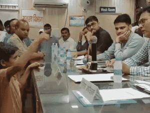 8वीं का छात्र DM से बोला-काम करवा देंगे नहीं...करवा दीजिए।:लखीमपुर में समाधान दिवस में अकेले पहुंचा, इंस्पेक्टर से कहा- आप लोग कमीशन लेकर काम करते