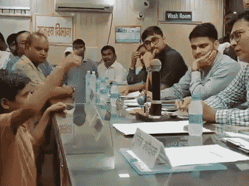 8वीं का छात्र DM से बोला-काम करवा देंगे नहीं...करवा दीजिए।:लखीमपुर में समाधान दिवस में अकेले पहुंचा, इंस्पेक्टर से कहा- आप लोग कमीशन लेकर काम करते