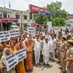 बसंत विहार आश्रम में साधुओं के कब्जे के आरोप पर बवाल, ग्रामीणों ने एयरपोर्ट थाना घेर