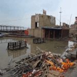 काशी में 100 मंदिर डूबे, सीढ़ियों पर जल रहीं चिताएं:50 फीट ऊंचे रत्नेश्वर महादेव मंदिर का सिर्फ गुंबद दिख रहा, उन्नाव की गलियों में नाव चली