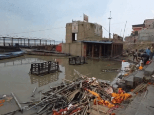 काशी में 100 मंदिर डूबे, सीढ़ियों पर जल रहीं चिताएं:50 फीट ऊंचे रत्नेश्वर महादेव मंदिर का सिर्फ गुंबद दिख रहा, उन्नाव की गलियों में नाव चली