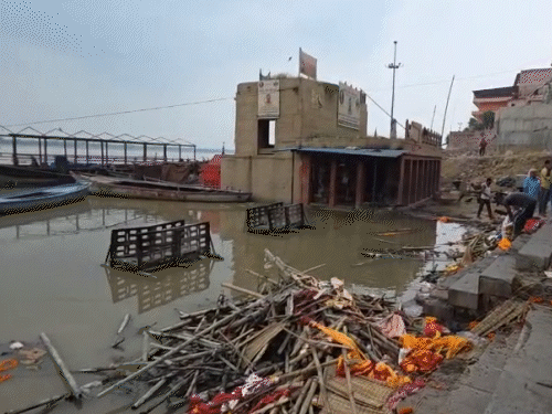 काशी में 100 मंदिर डूबे, सीढ़ियों पर जल रहीं चिताएं:50 फीट ऊंचे रत्नेश्वर महादेव मंदिर का सिर्फ गुंबद दिख रहा, उन्नाव की गलियों में नाव चली