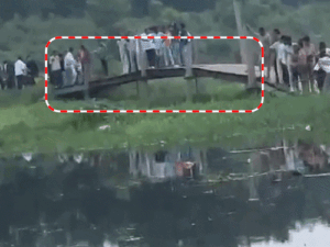 मुरादाबाद में पुल टूटा, बाइक समेत पूरा परिवार बहा:मां की मौत, बेटा लापता, पति समेत 3 को बचाया; राखी बांधकर मायके से लौट रही थी