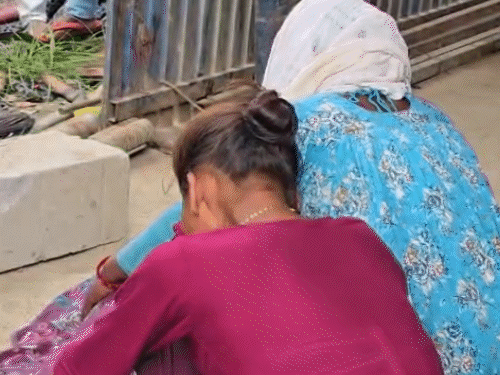 मथुरा में निर्माणाधीन मॉल की शटरिंग गिरी, तीन की मौत:नाइट शिफ्ट के दौरान हादसा, 5 मजदूर काम कर रहे थे, परिजन बोले- न्याय चाहिए