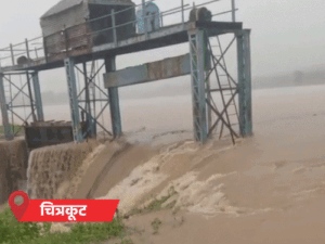 झांसी में एक-एक मंजिल घर डूबे, प्रयागराज में मंदिर ढहा:चित्रकूट में मंदाकिनी उफनाई, घरों का सामान बहा; 10 शहरों में बारिश, 47 में अलर्ट