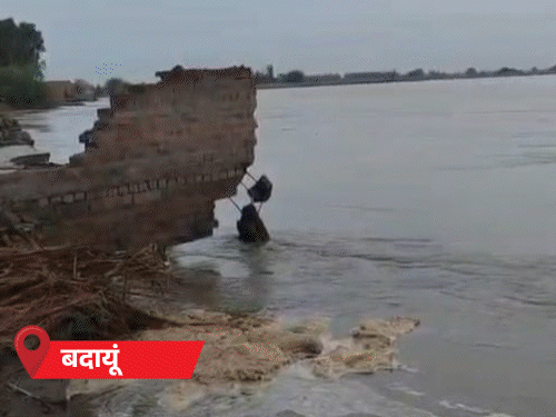 यूपी में मकान गंगा में समाया, डैम ओवरफ्लो, सड़कें डूबीं:सरकारी अस्पताल की छत टपकी, इमरजेंसी वार्ड में भरा पानी; 75 जिलों में अलर्ट