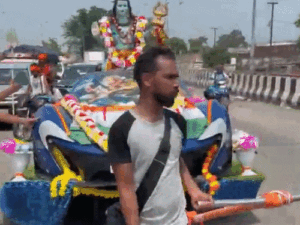 सिपाही जिम वाली कांवड़ लेकर चल रहा:कोई सुपर कार से तो कोई पैदल ला रहा जल; VIDEO में देखिए यूपी की रंग-बिरंगी कांवड़