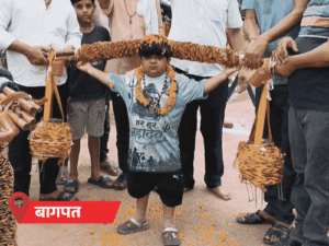 यूपी में पानी में लेट-लेटकर मंदिर पहुंचे भक्त:ढाई फीट के युवक ने उठाई कांवड़, दादा को तराजू में लेकर निकले पोते