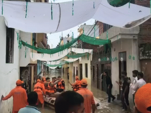 प्रयागराज में बारिश से 5 हजार घरों में भरा पानी:कई मकानों में 6 फीट तक पानी, लोग बोले- क्या खाएं, कहां जाएं